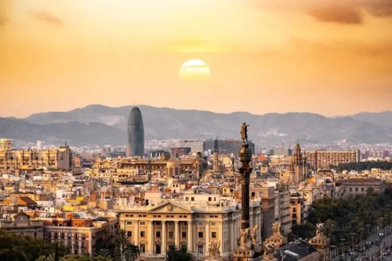 investir Barcelone immobilier illustration réaliste d’un appartement avec vue sur Barcelone et ses immeubles urbains