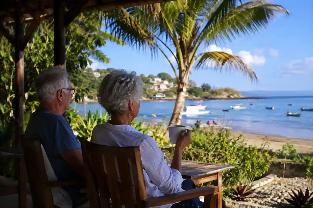budget retraite Madagascar : couple de retraités expatriés profitant de leur installation à Nosy Be face à l’océan en 2026