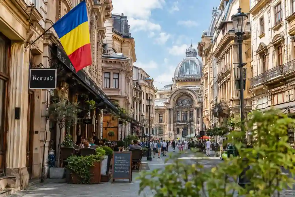 expatrier en Roumanie : rue animée de Bucarest avec cafés, architecture historique et coût de la vie urbain en 2026