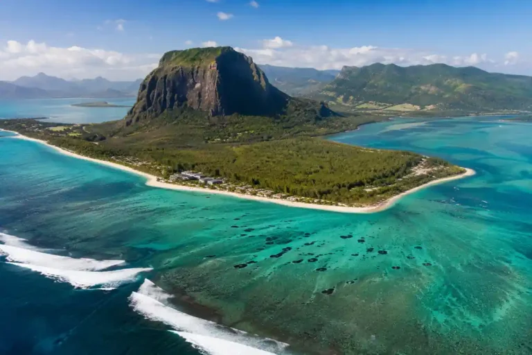 Vue aérienne du Morne Brabant et du lagon de l’île Maurice